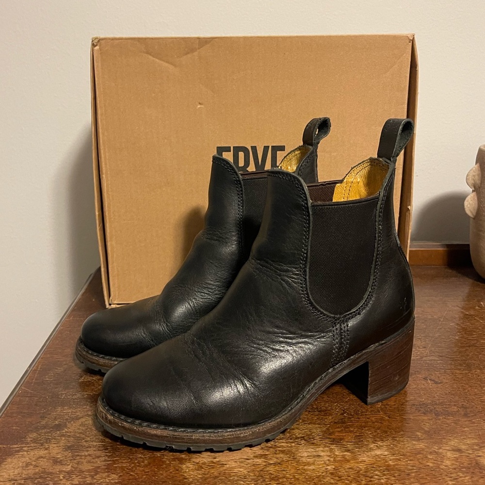 Frye Sabrina Chelsea Boot